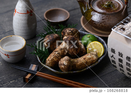 秋の味覚 高級食材の松茸 きのこ 和風イメージ まつたけ 108268818