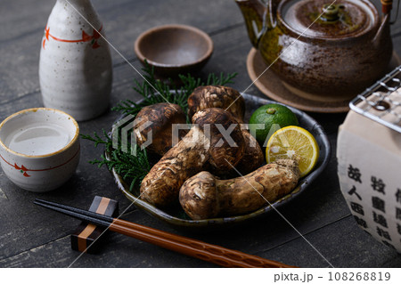 秋の味覚 高級食材の松茸 きのこ 和風イメージ まつたけ 秋の味覚 高級食材の松茸 きのこ 和風イメージ まつたけ 108268819