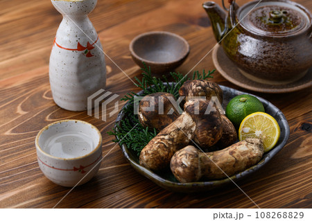 秋の味覚 高級食材の松茸 きのこ 和風イメージ まつたけ 108268829