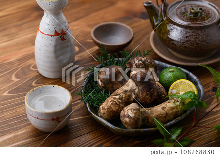 秋の味覚 高級食材の松茸 きのこ 和風イメージ まつたけ 108268830