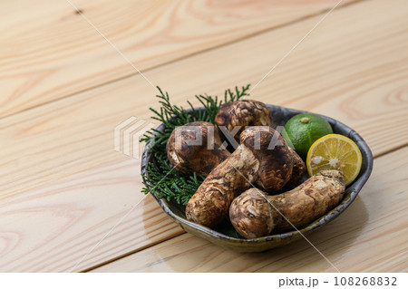 秋の味覚 高級食材の松茸 きのこ 和風イメージ まつたけ 108268832