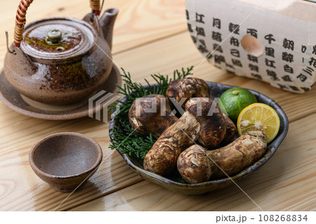 秋の味覚 高級食材の松茸 きのこ 和風イメージ まつたけ 108268834