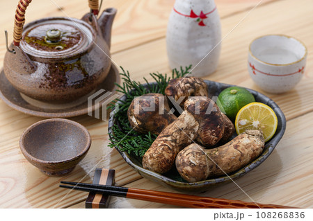 秋の味覚 高級食材の松茸 きのこ 和風イメージ まつたけ 秋の味覚 高級食材の松茸 きのこ 和風イメージ まつたけ 108268836