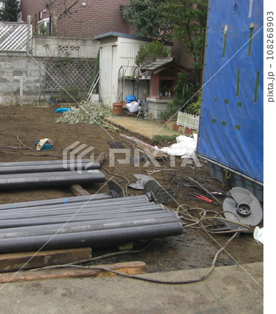 地盤強化のための鋼管杭打設工事現場 地盤強化のための鋼管杭打設工事現場 108268903