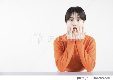 驚いた表現をしている20代女性 108269286