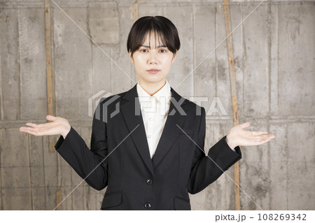 お手上げ状態のビジネススーツを着た若い女性 108269342