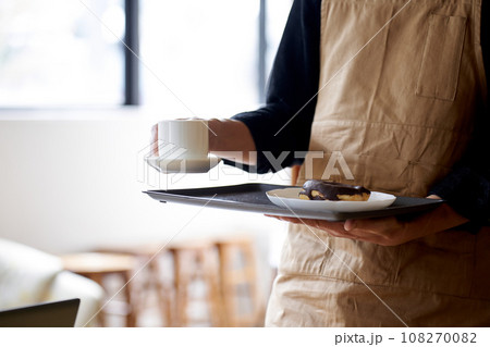 カフェで働くアジア人男性店員 108270082