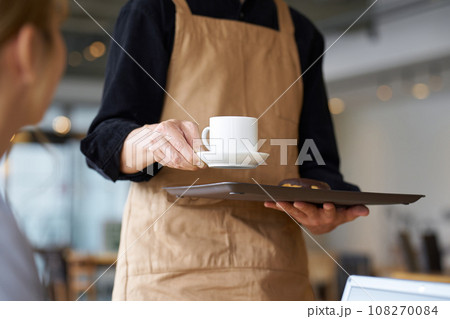 カフェで働くアジア人男性店員 108270084