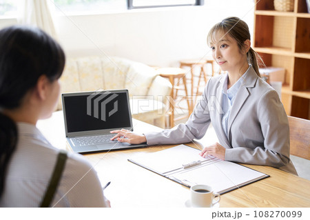 飲食店の経営者に営業をするアジア人ビジネスウーマン 108270099
