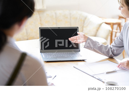 飲食店の経営者に営業をするアジア人ビジネスウーマン 108270100