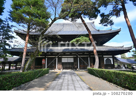 秋晴れに参る京都市相国寺の日本最古の法堂 108270280