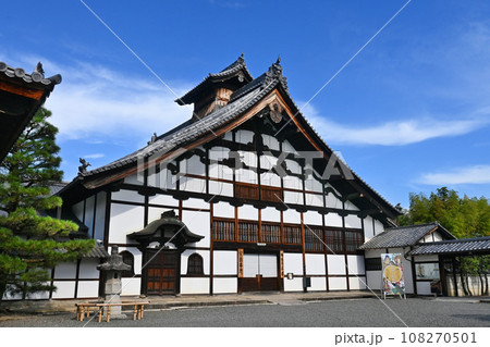 秋晴れに参る京都市相国寺の庫裏 秋晴れに参る京都市相国寺の庫裏 108270501