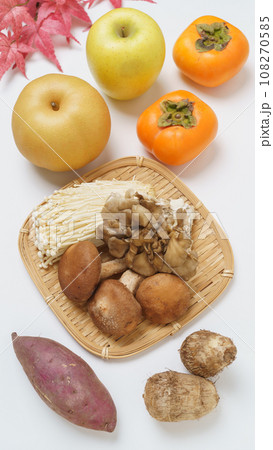 秋の食べ物 イメージ｜野菜(さつまいも・里芋)きのこ類(椎茸・えのき・舞茸)果物(梨・りんご・柿) 108270585