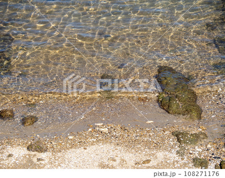 透明で美しい海の海岸の波打ち際。 108271176