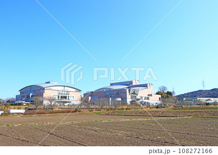 愛知県幸田町、町民会館と図書館の風景 108272166