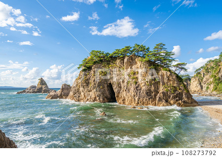 眼鏡岩海岸　松島と男鹿の美観をあわせもつ絶景　海府遊記 108273792