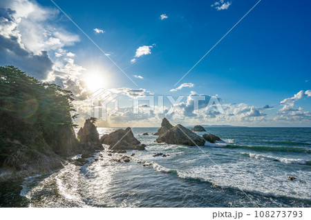 眼鏡岩海岸　松島と男鹿の美観をあわせもつ絶景　夕景　ロマンチック 108273793