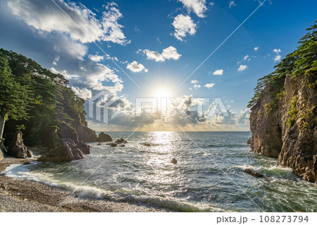 眼鏡岩海岸　松島と男鹿の美観をあわせもつ絶景　夕景　ロマンチック 108273794