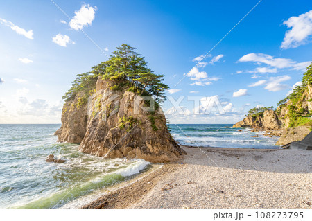 眼鏡岩海岸　松島と男鹿の美観をあわせもつ絶景　海府遊記 108273795