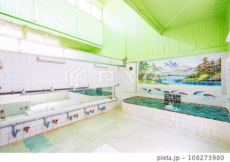 昔ながらの典型的な銭湯 108273980