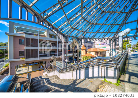 日本の横浜都市景観 横浜市営地下鉄 中川駅(副名称・東京都市大横浜キャンパス前)などを望む 108274033