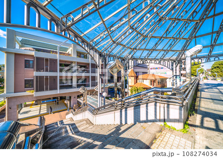 日本の横浜都市景観 横浜市営地下鉄 中川駅(副名称・東京都市大横浜キャンパス前)などを望む 108274034