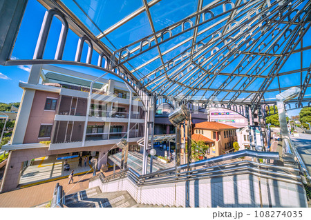 日本の横浜都市景観 横浜市営地下鉄 中川駅(副名称・東京都市大横浜キャンパス前)などを望む 108274035