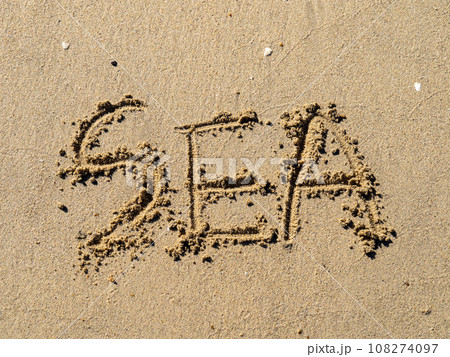 砂浜に書かれた｢SEA｣の文字。 108274097