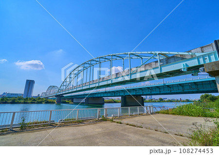 東京都大田区多摩川2丁目の河川敷から多摩川に架かる多摩川大橋と多摩川専用橋を見る 東京都大田区多摩川2丁目の河川敷から多摩川に架かる多摩川大橋と多摩川専用橋を見る 108274453