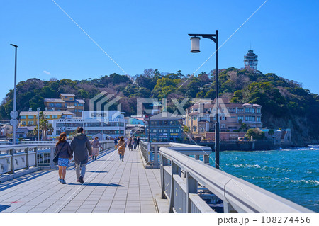 神奈川県の江の島弁天橋から江の島入口方面を見る 108274456