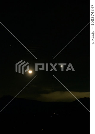 北杜市白州町、未明の金峰山の上に月齢26.1の細い月と金星が昇る 北杜市白州町、未明の金峰山の上に月齢26.1の細い月と金星が昇る 108274847
