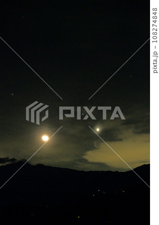 北杜市白州町、未明の金峰山の上に月齢26.1の細い月と金星が昇る 108274848