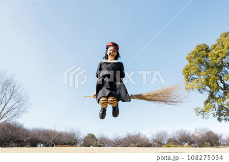 フェイスペイントしてほうきで飛ぶ小学生女の子 ハロウィンメイク フェイスペイントしてほうきで飛ぶ小学生女の子 ハロウィンメイク 108275034