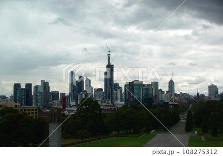 オーストラリア　曇り空のメルボルン 108275312