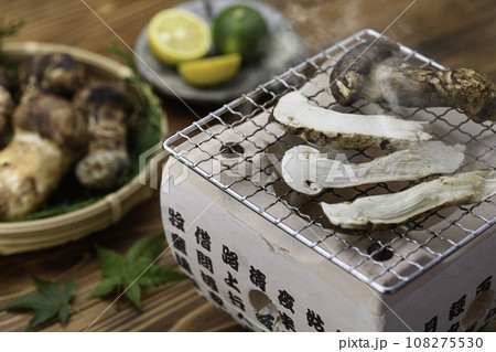 秋の味覚 高級食材の松茸を炭火で焼く 焼き松茸 秋の味覚 高級食材の松茸を炭火で焼く 焼き松茸 108275530