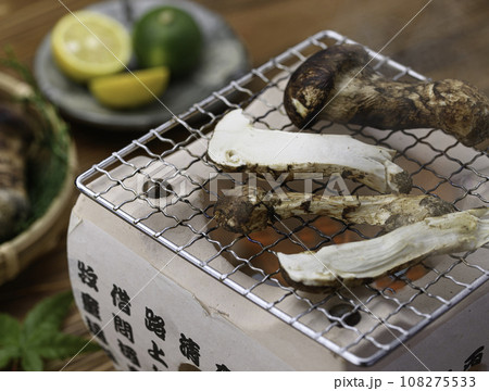秋の味覚 高級食材の松茸を炭火で焼く 焼き松茸 108275533