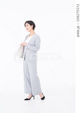 白バックのビジネスウーマン　 108275572