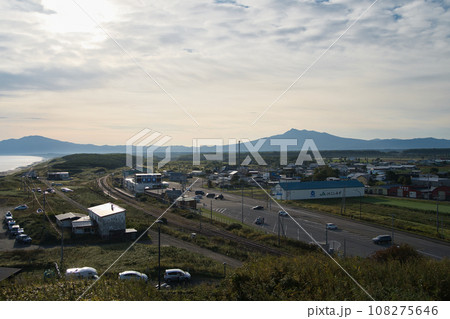 北海道の小清水町のフレトイ展望台から見た浜小清水前浜キャンプ場と街並み 108275646