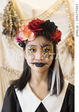 フェイスペイントをした小学生女の子　ハロウィンメイク 108275663