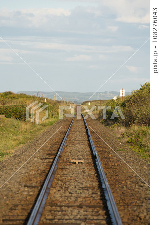 地平線まで続く鉄道の線路 地平線まで続く鉄道の線路 108276043