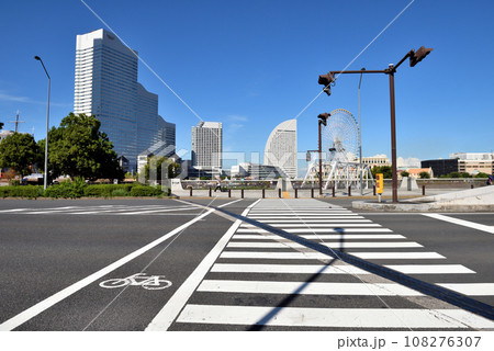 みなとみらい横断歩道の景色 108276307