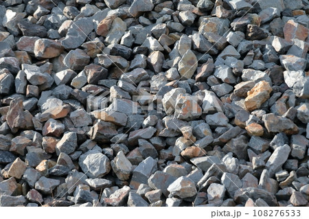 積まれた割栗石 積まれた割栗石 108276533