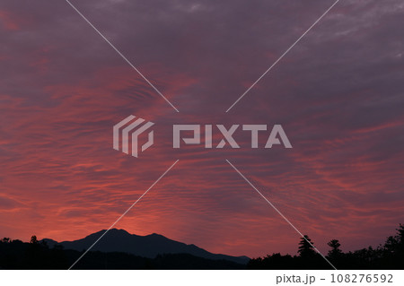 北杜市白州町、朝焼けで朱に染まる茅ヶ岳の上の空 北杜市白州町、朝焼けで朱に染まる茅ヶ岳の上の空 108276592