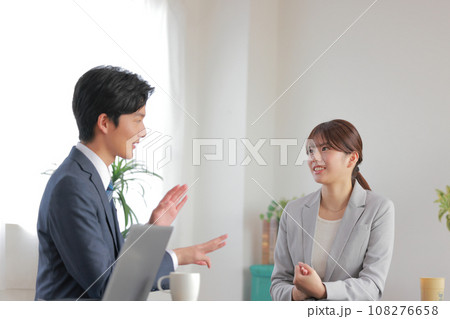 1on1_上司のアドバイスをにこやかに聞くビジネスウーマン1 1on1_上司のアドバイスをにこやかに聞くビジネスウーマン1 108276658