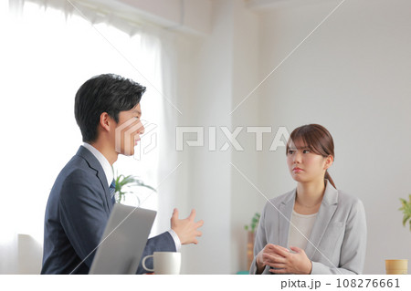 フィードバック_上司からの悪い評価に納得いかない表情のビジネスウーマン1 108276661