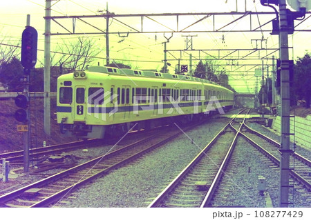 成城学園前を発車して国分寺崖線へ向かう旧5000形5064F、1977年1月22日 108277429