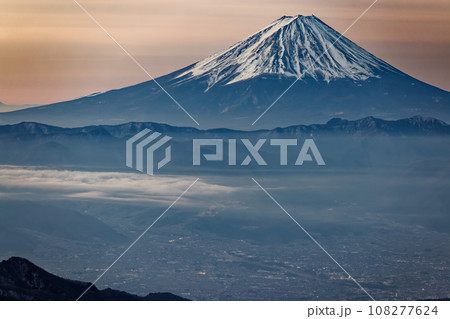 金峰山から見る夜明けの富士山 金峰山から見る夜明けの富士山 108277624
