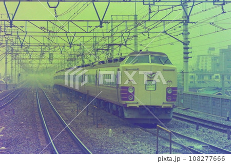 大気汚染の中の「しおさい2号」1000M、183系クハ183-21他、本八幡。1977年3月1日 大気汚染の中の「しおさい2号」1000M、183系クハ183-21他、本八幡。1977年3月1日 108277666