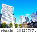 丸の内の高層ビル群と東京駅 108277671