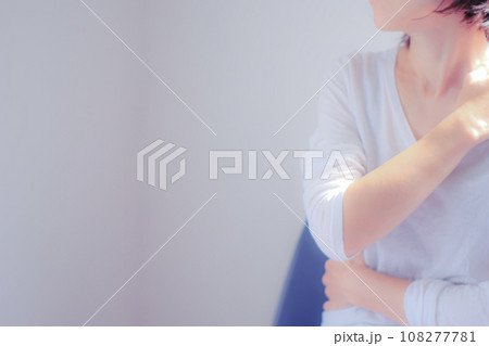 女性　イメージ素材 108277781